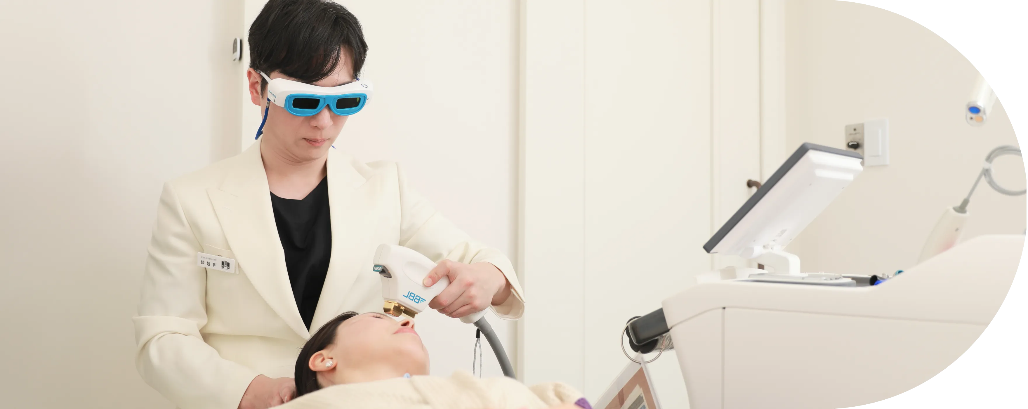 BBL 히어로 레이저 시술중인 눈높이성형외과 박성혁 원장